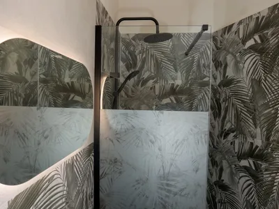 Doccia walk-in con soffione nero e vetro satinato decorato a palme