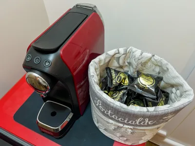 Macchina del caffe Bialetti rossa con cestino di cialde di benvenuto