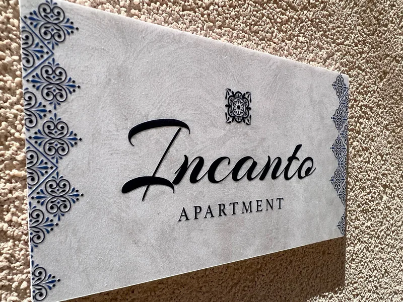 Targa esterna "Incanto Apartment" in pietra decorata con motivi in maiolica blu